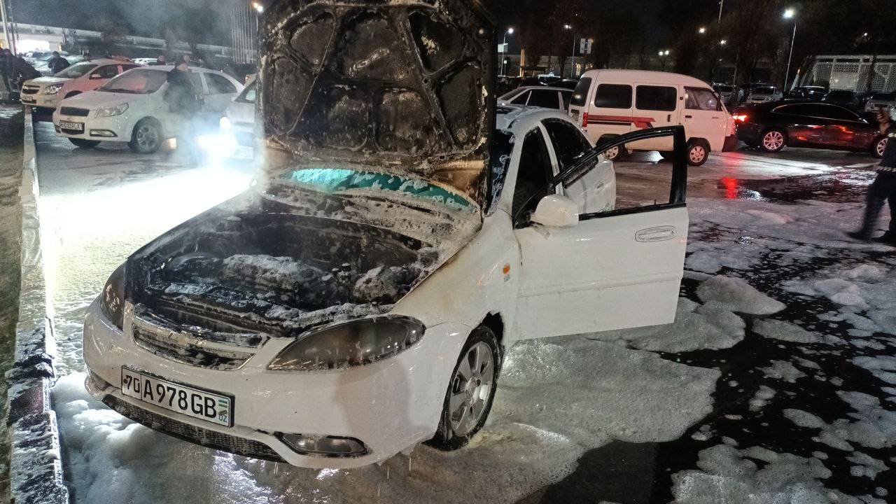 Toshkent xalqaro aeroporti "stoyankasi"da Gentra yonib ketdi