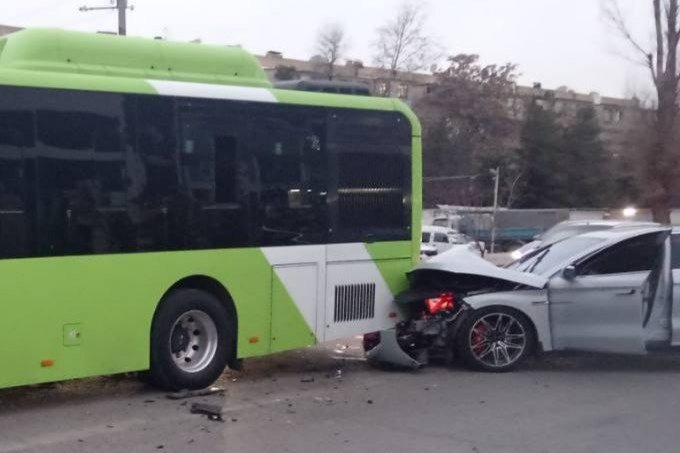 Toshkentda avtobus va “BYD” ishtirokida YTH sodir boʻldi UzNur.uz