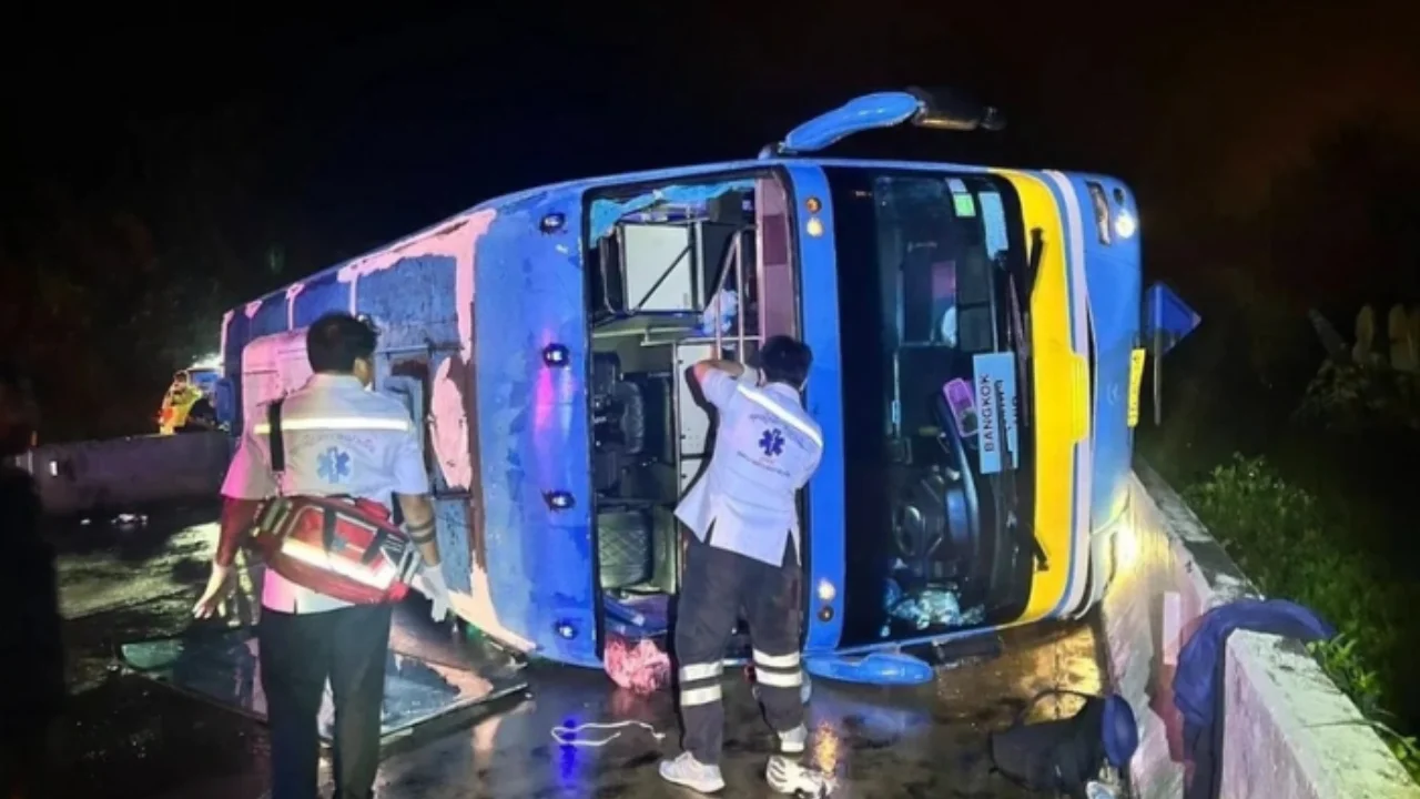 Tailanddagi sayyohlik avtobusi ag‘darilib, o‘nlab yo‘lovchilar jarohatlandi