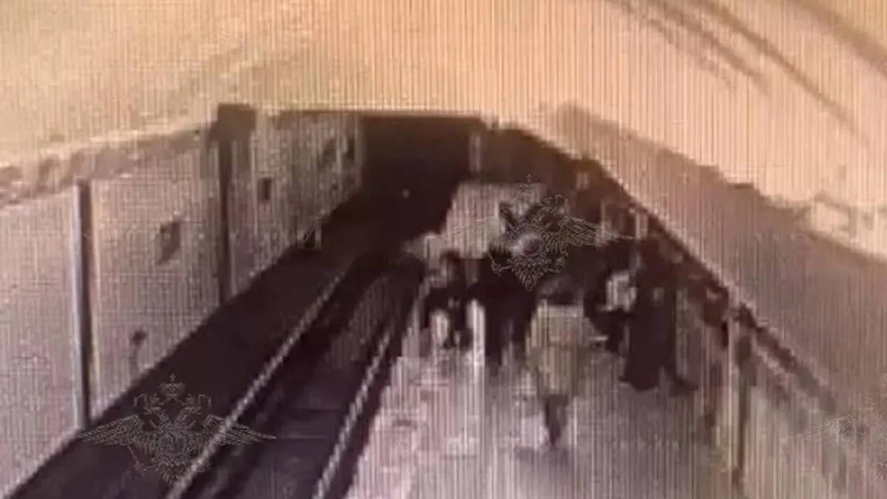 Moskva metrosida ayol 13 yoshli qizchani relsga itarib yubordi