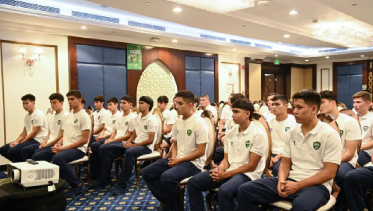 Ravshan Irmatov U-17 jamoasi bilan uchrashib, g‘alaba ishonchini bildirdi