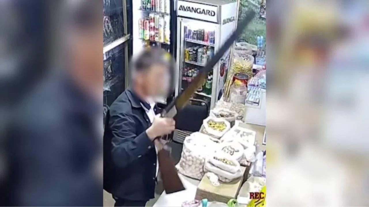 Qamchiqda miltiqli erkak do‘konga bostirib kirib, sotuvchini jarohatladi