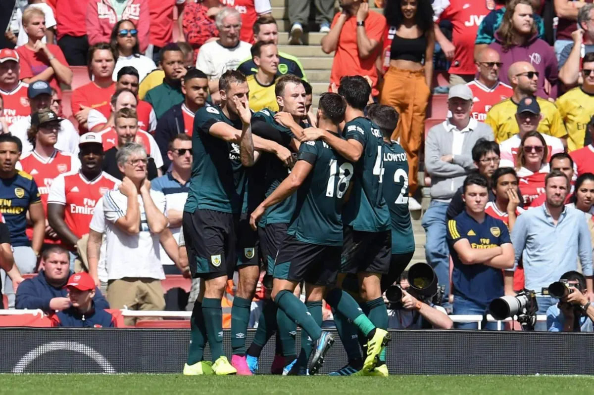 Burnli futbolchisi muxlisga tupurgani uchun jazolanadi