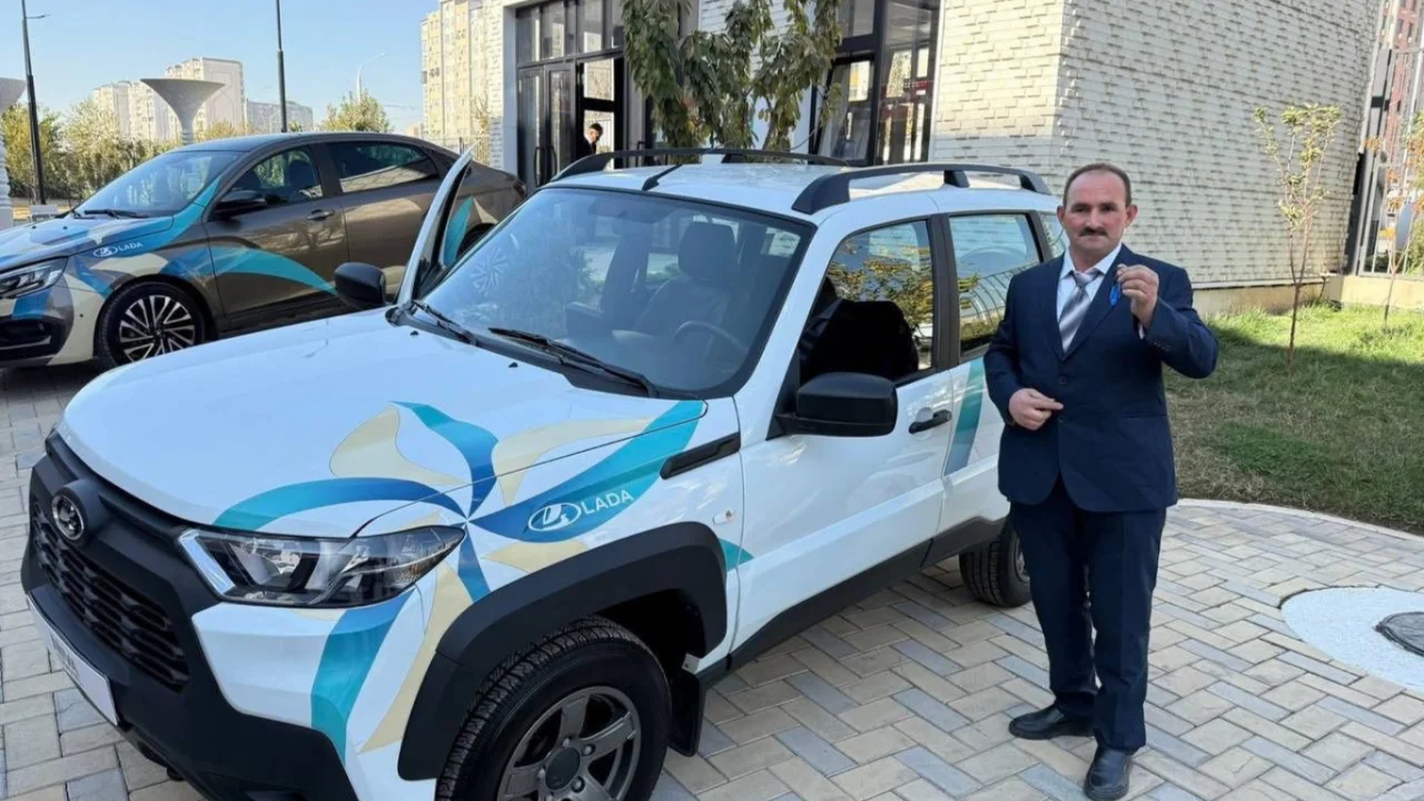 18 yil piyoda yurgan ustozga mashina sovg‘a qilindi