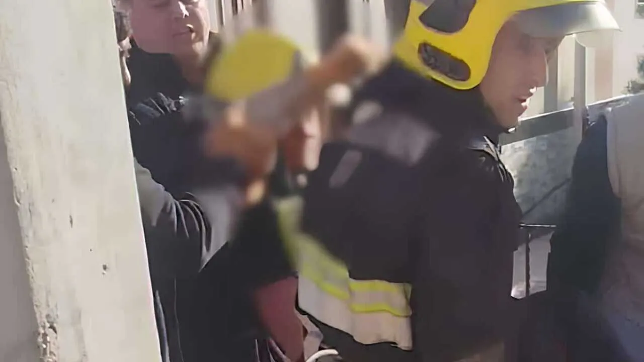 Qutqaruvchilar yigitni beton plitalar ostidan chiqardi