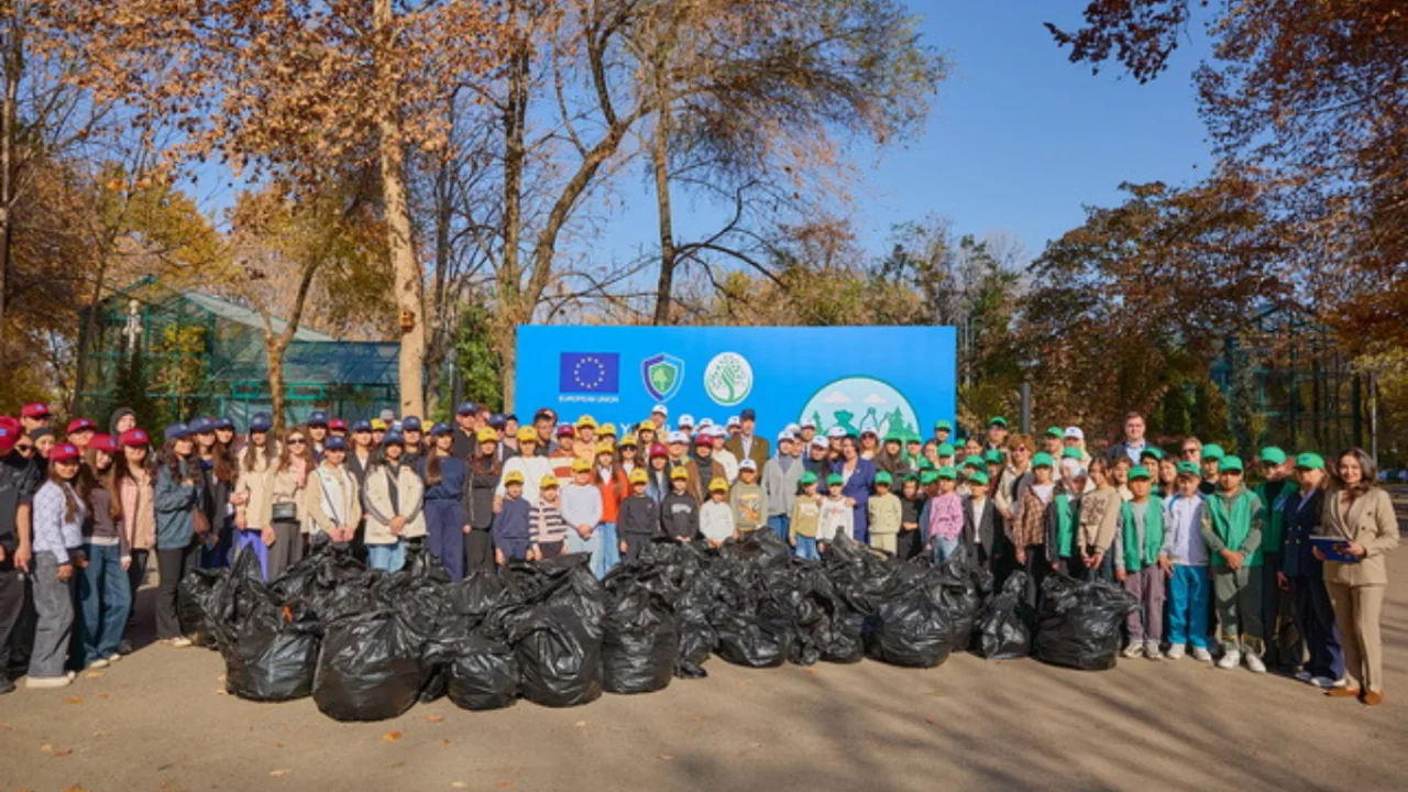 YEI diplomatlari Botanika bog‘ini tozaladi