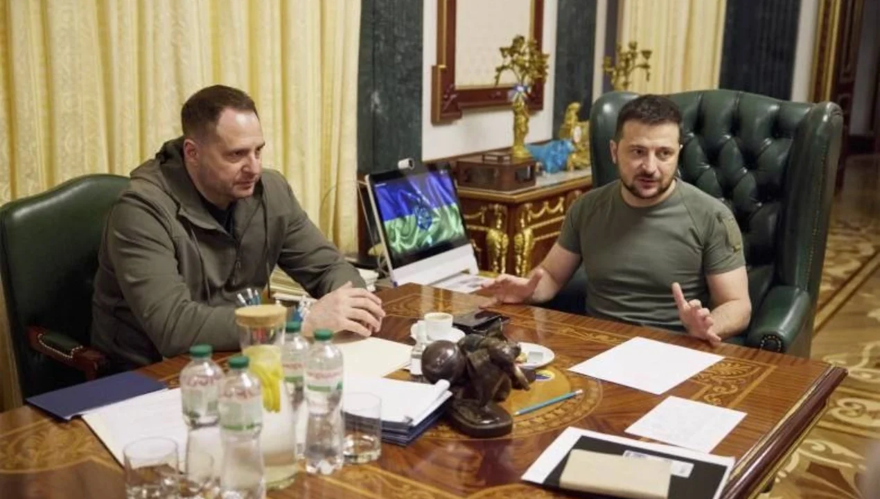 Zelenskiy atrofidagi korrupsiya mojarosi Kiyevni og‘ir vaziyatga soldi