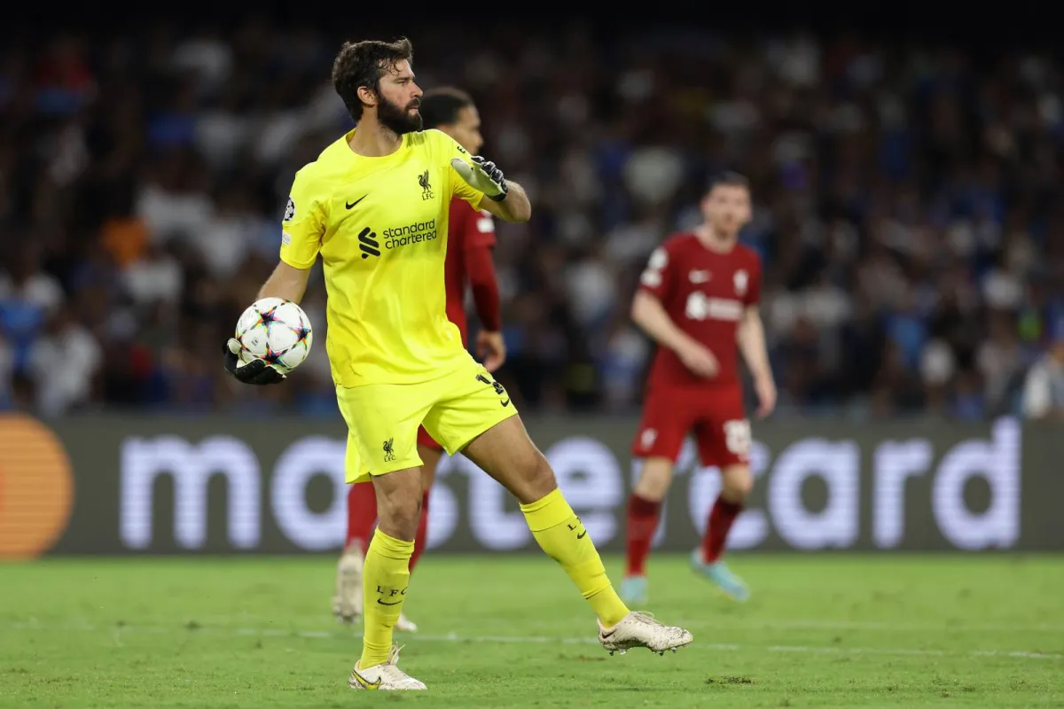 Liverpul darvozaboni Alisson maydonga qaytadi