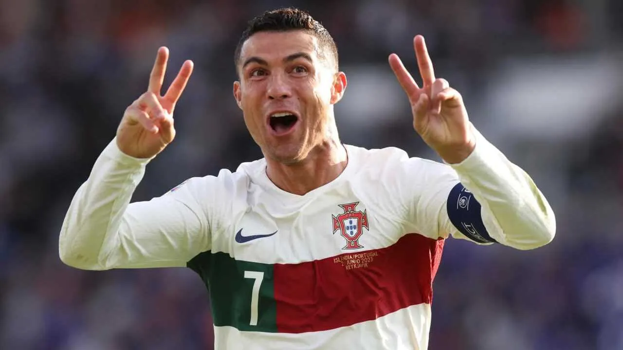 FIFA Ronaldu yo'qligi uchun posterni o'chirdi