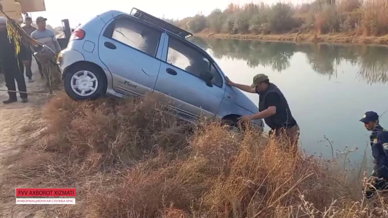 Jizzaxda haydovchisiz yurib ketgan mashina kanalga tushib ketdi (video)