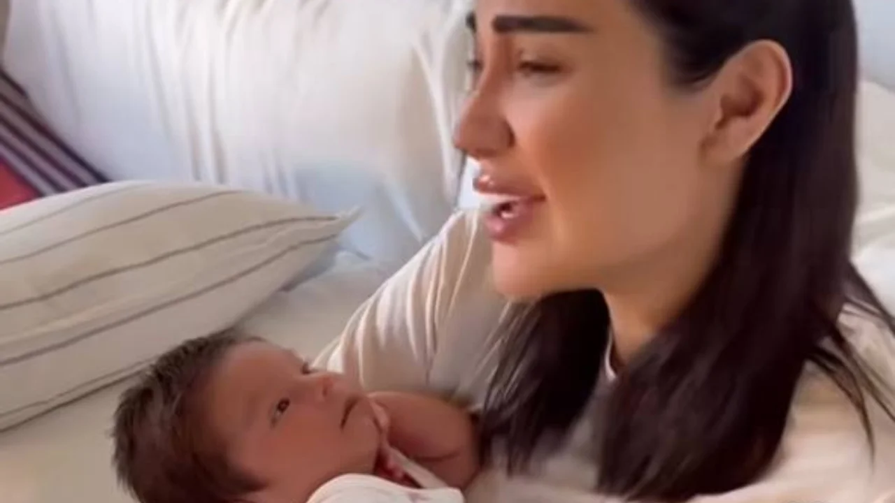 Munisa Rizayeva ilk bor o‘g‘lining yuzini muxlislarga ko‘rsatdi