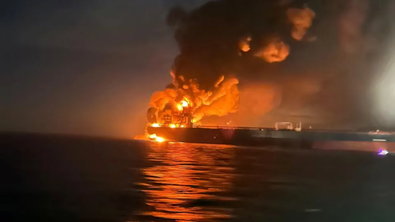 Ukraina dronlari Qora dengizda Rossiya tankerlarini urdi