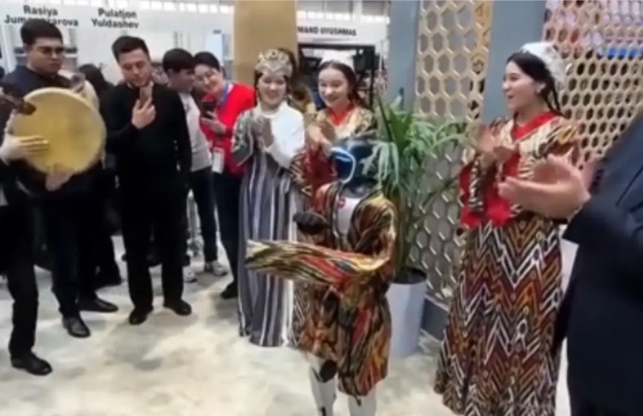 O‘zbek atlasida raqs tushgan robot barchani hayratga soldi (video)