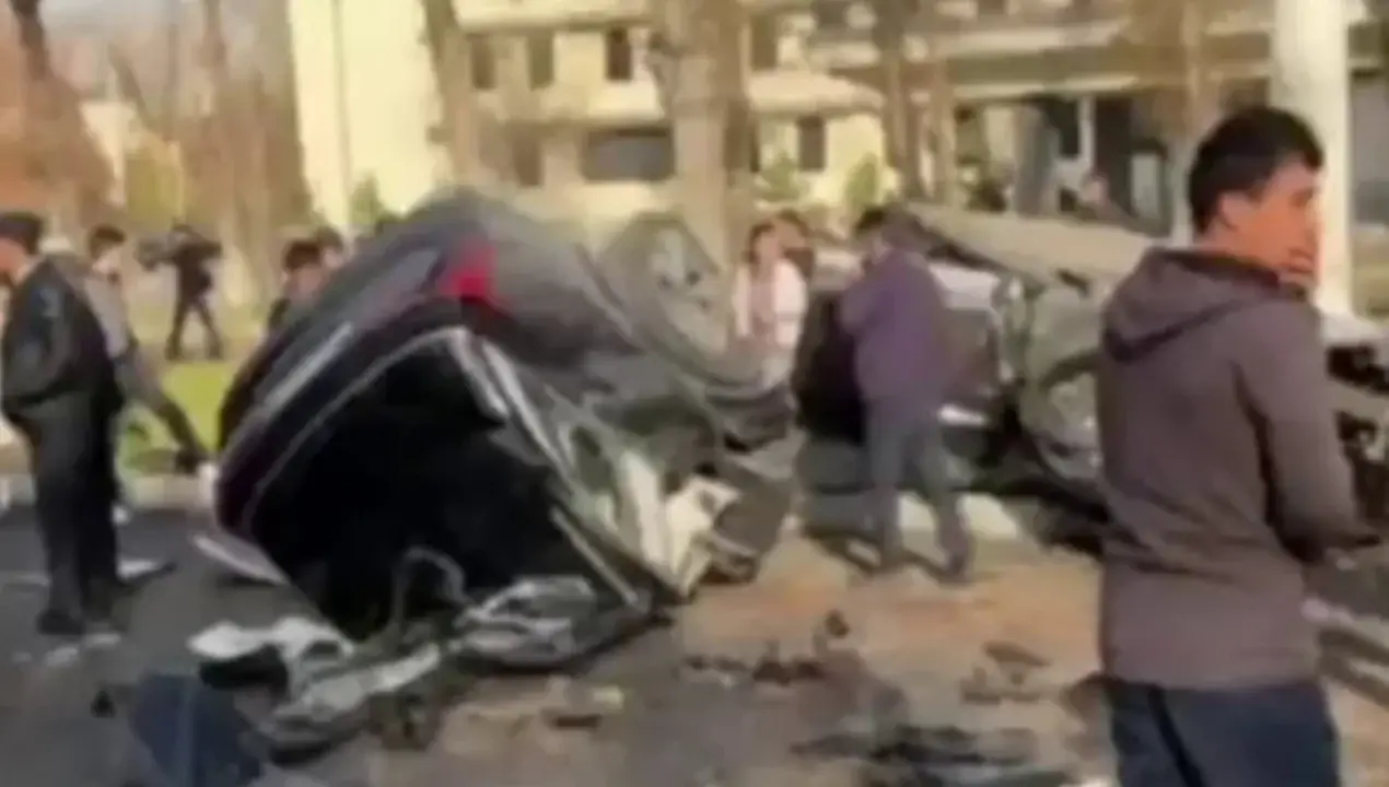 Toshkentda yo‘l-transport hodisasi: avtomashina ikkiga bo‘linib ketgan (video)