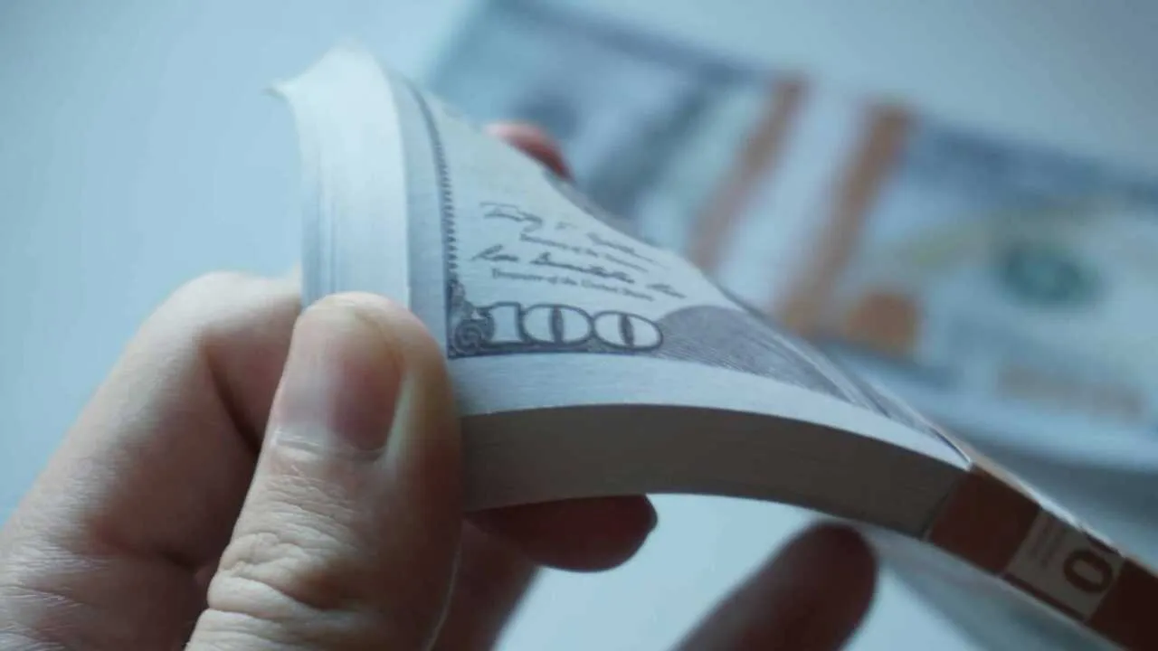 Dollar kursi 4 dekabrda 11 912 so'mga yetdi