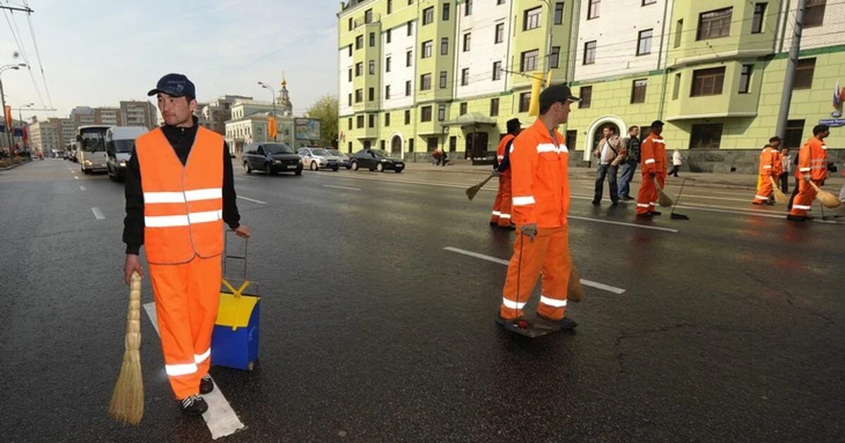 Moskva meri: "Migrantlardan norozi bo‘lganlar qo‘liga supurgi olsin!"