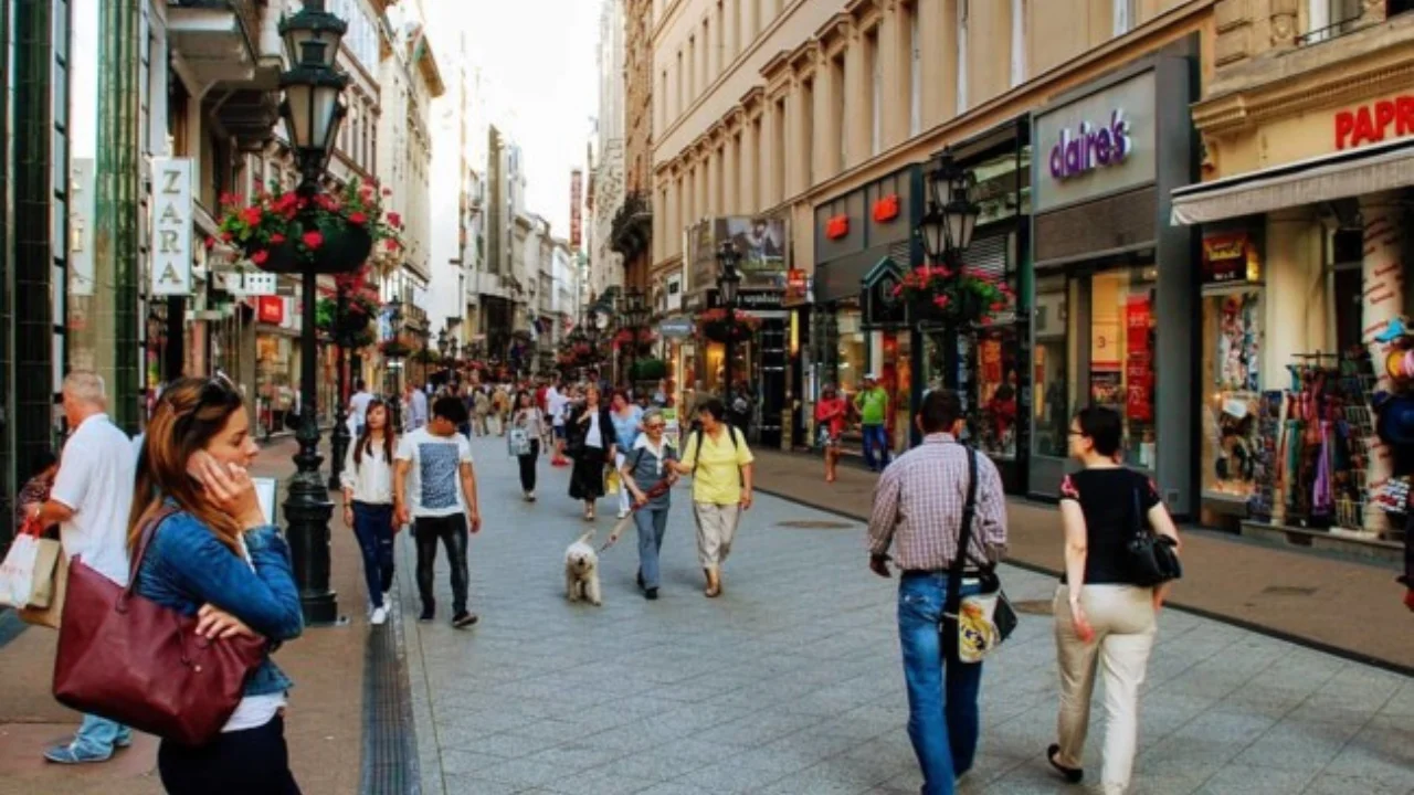 Parij dunyodagi eng yaxshi turistik shahar deb topildi