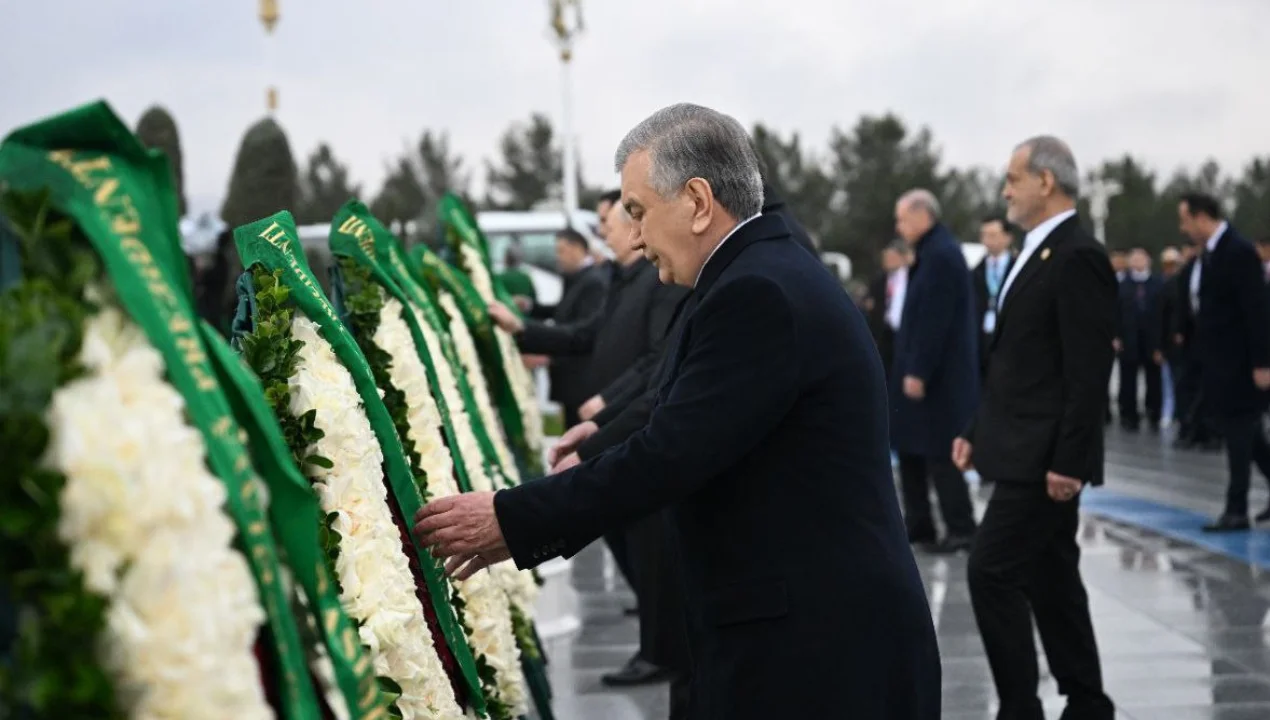 Shavkat Mirziyoyev Ashxobodda Betaraflik monumentiga gul qo‘ydi