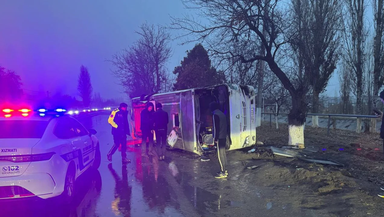 Yangiyo‘lda yuk mashinasi avtobus bilan to‘qnashdi