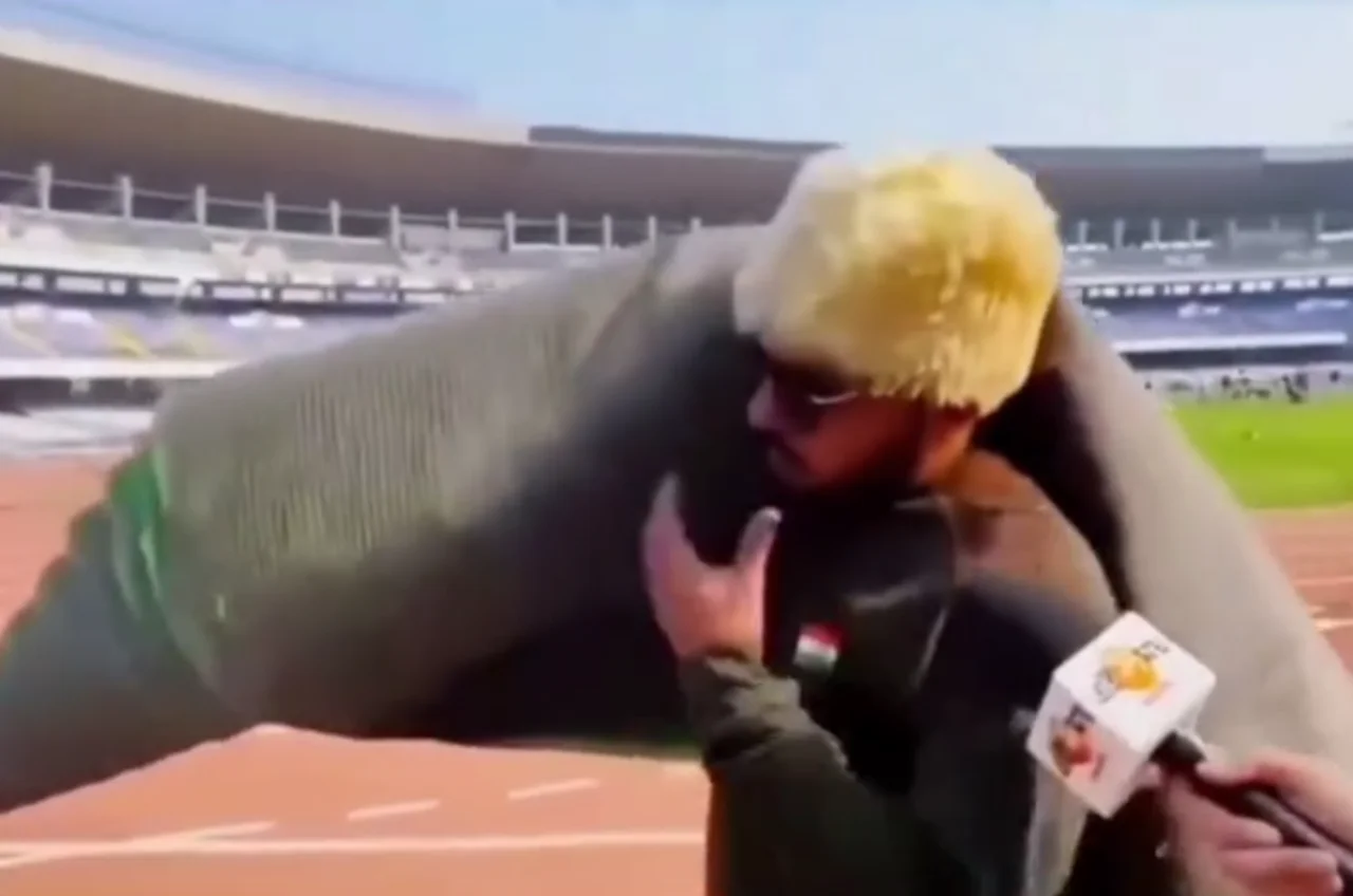 Messini kutgan muxlis stadiondan gilam bilan qaytdi (video)