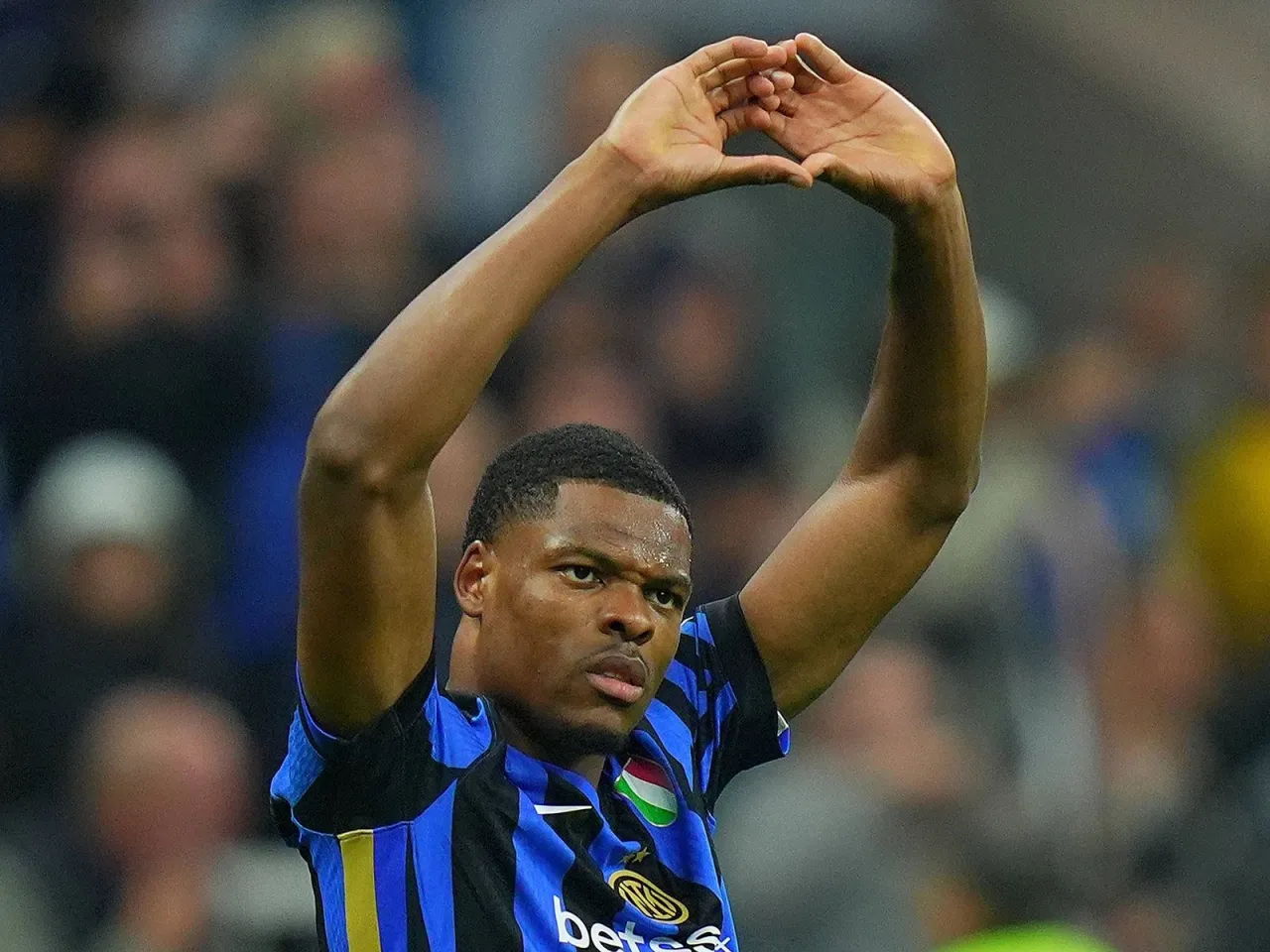 APLning ikki klubi Inter himoyachisi Denzel Dyuymfrisni kuzatmoqda