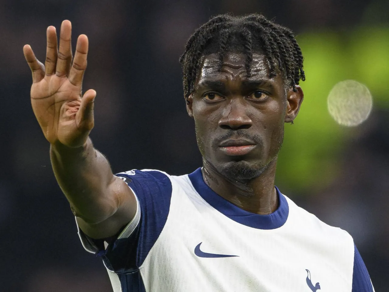 Yves Bissouma kuldiruvchi gaz bo'yicha uzr so'radi