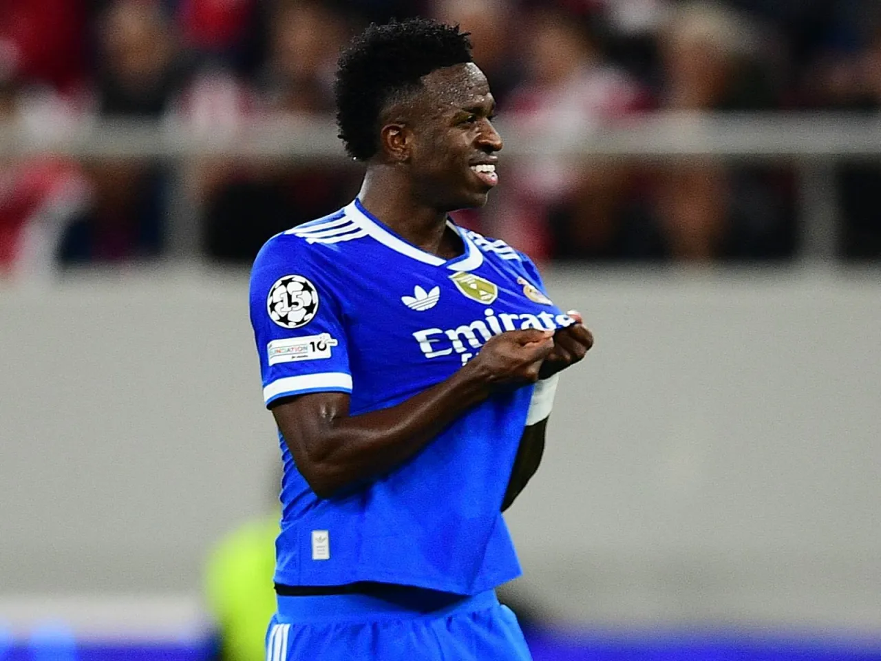 Vinisius Rodrigo golidan so'ng Xabi Alonsoni quchoqladi