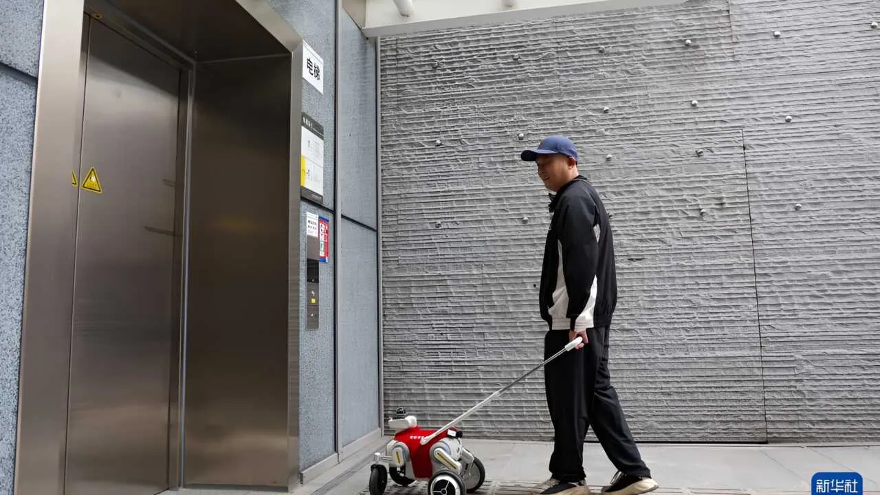 Shenchjen metrosida robot yo'lboshchi sinovdan o'tkazilmoqda