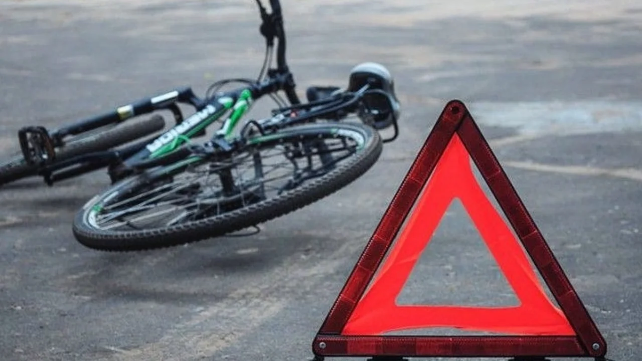 Andijonda Tracker haydovchisi velosipeddagi yigitni urib ketdi