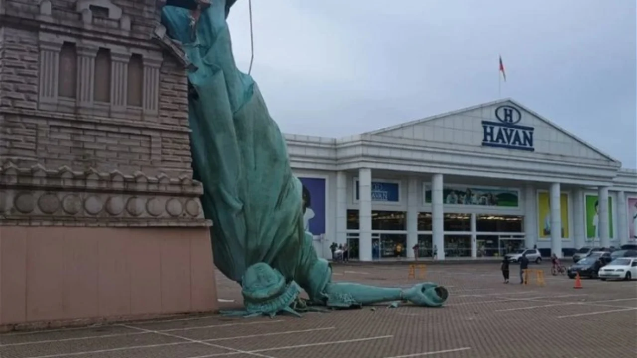 Kuchli shamol oqibatida 35 metrlik Ozodlik haykalining nusxasi qulab tushdi