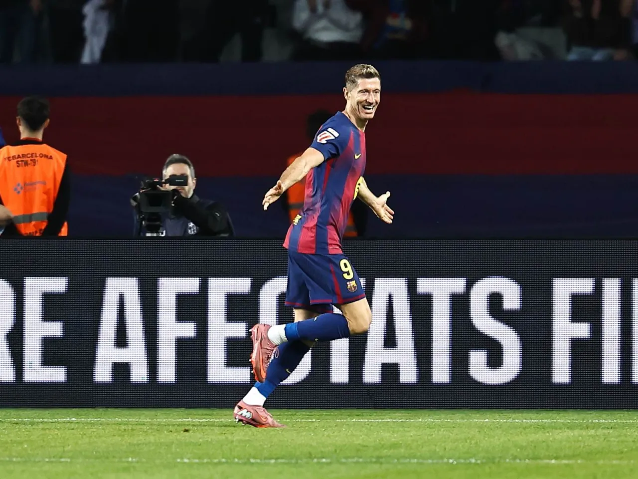 Levandovski Barselonada qolish uchun maoshidan voz kechishi mumkin