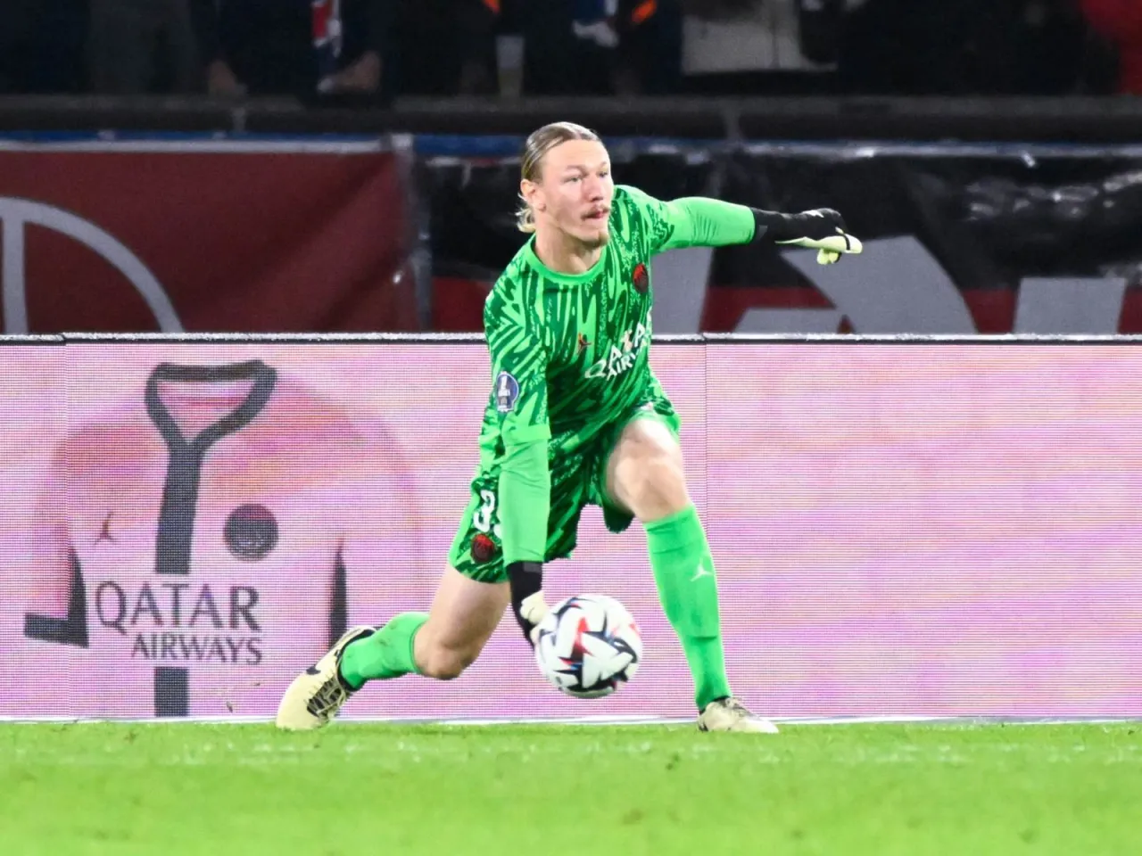 Luis Enrike Safonovni qahramonlikdan so'ng quchoqladi