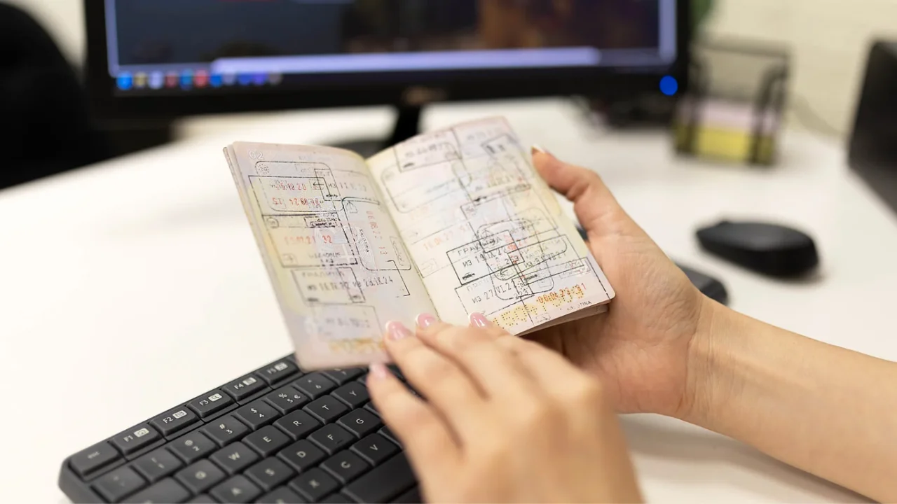 Pasport muhrlarining davri tugadi: Raqamli tizimga almashtirilmoqda