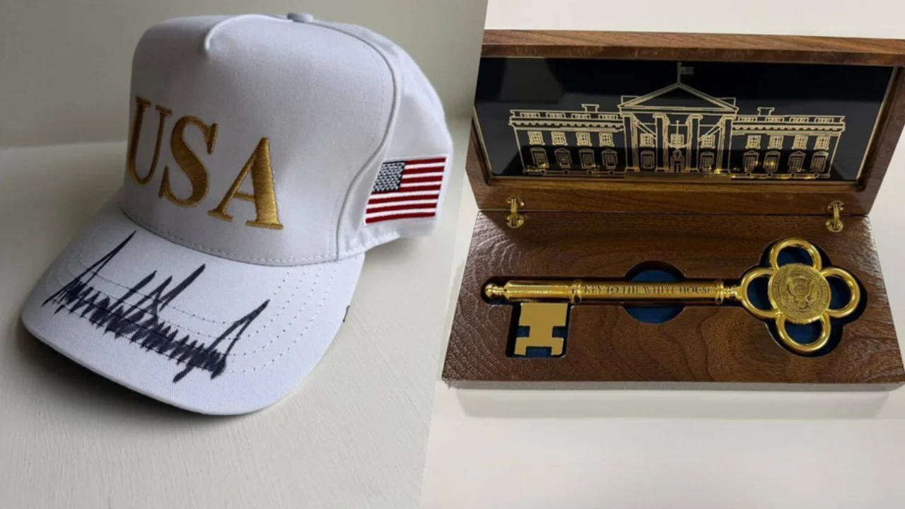 Tramp To‘qayevga Oq uyning ramziy kalitini sovg‘a qildi